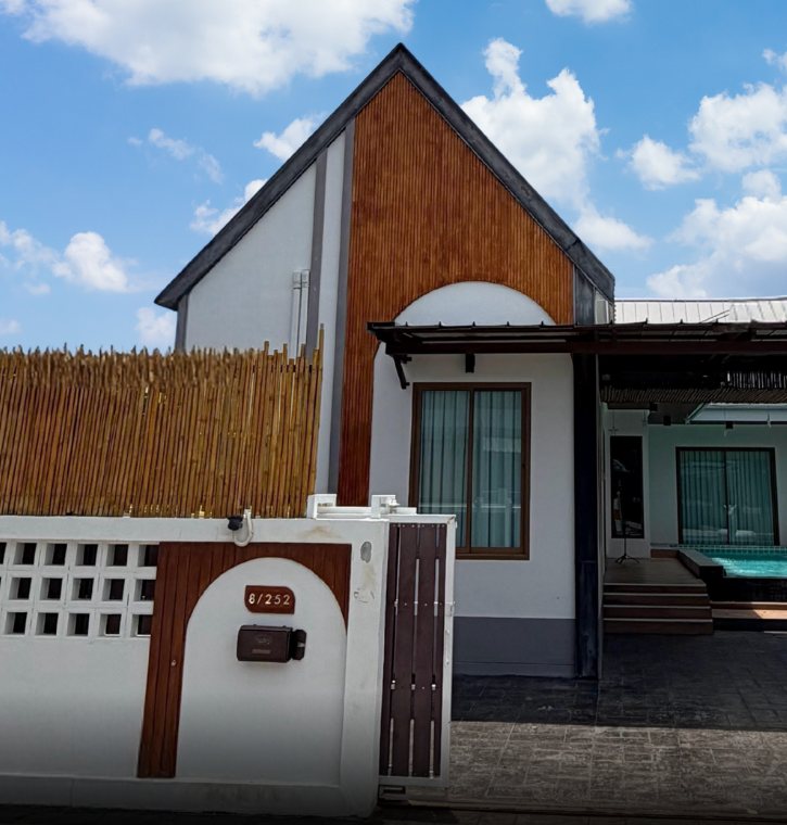 หน้าบ้าน M&M Pool Villa สัตหีบ สไตล์โมเดิร์นผสมไม้